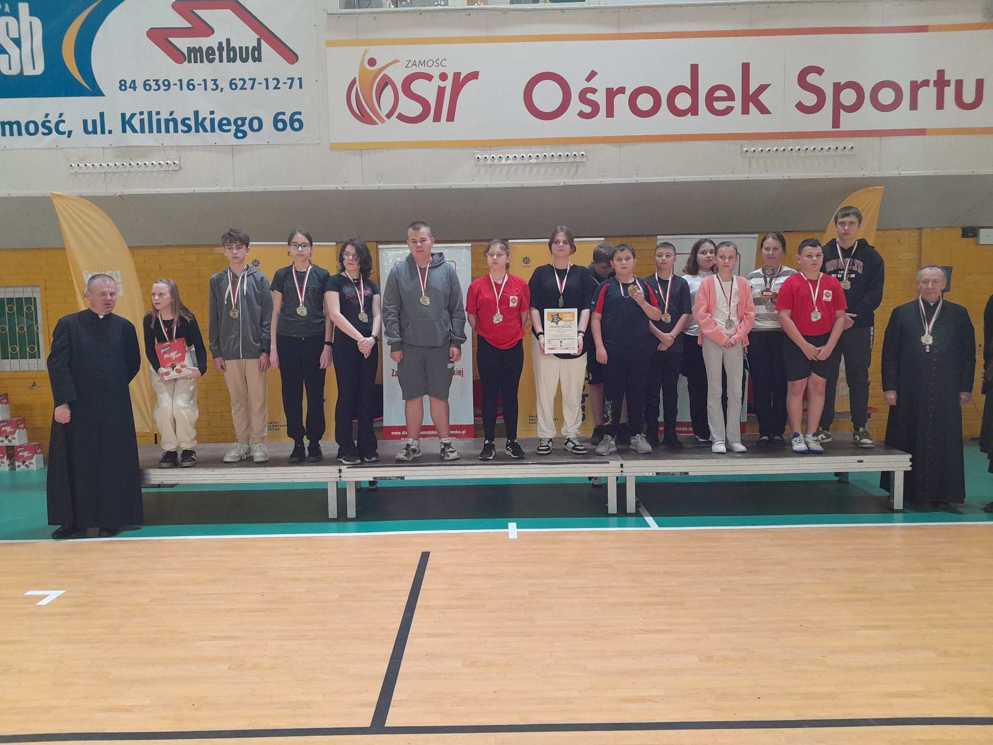 grupa dzieci na podium 